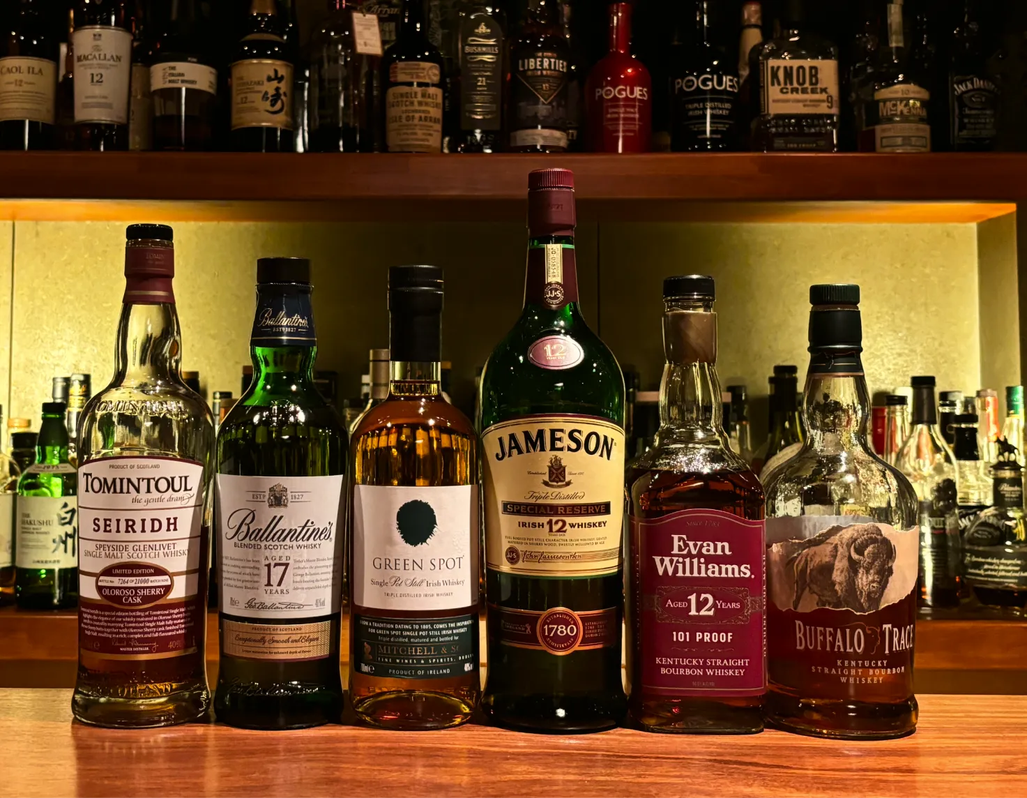 カウンターテーブルに並べられたウイスキーボトル