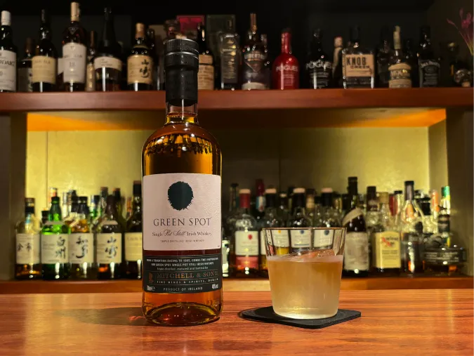 ロックグラスに入ったウイスキー