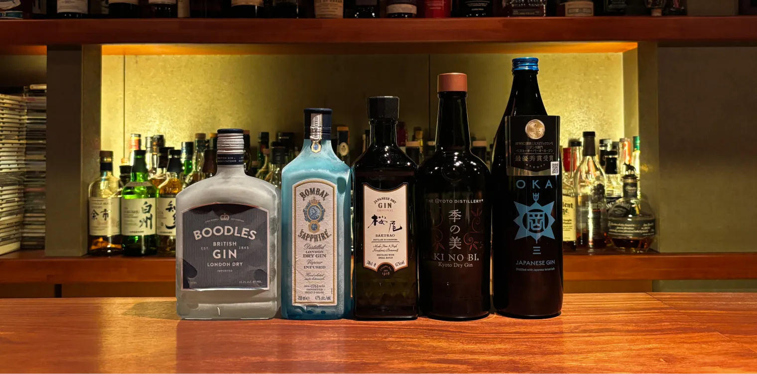 カウンターテーブルに並んだジンのボトル