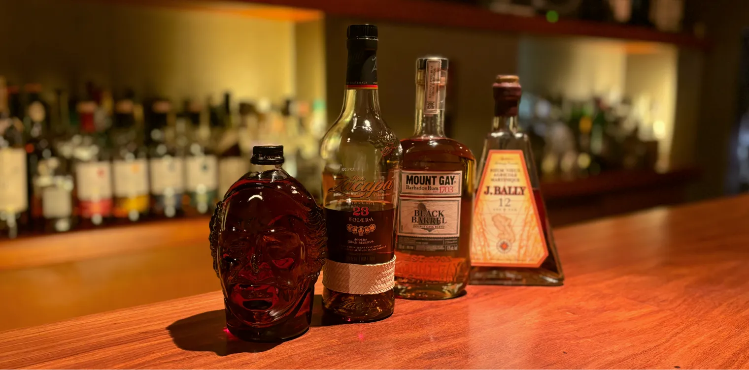 カウンターテーブルに並んだラムのボトル